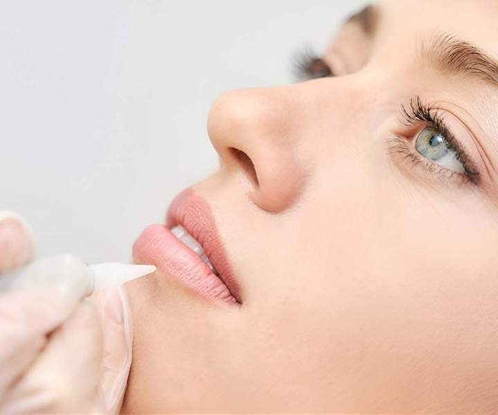 Nous redessinons les traits de votre visage pour des résultats durables.